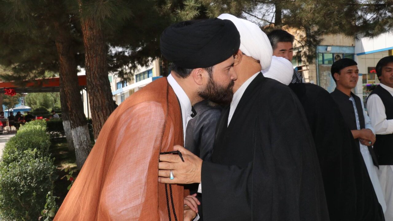 استقبال از آیت الله محقق در میدان هوای کابل.