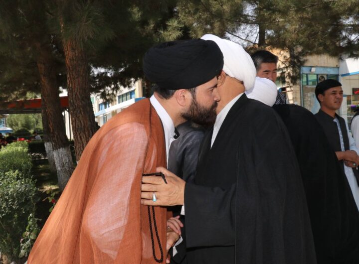 استقبال از آیت الله محقق در میدان هوای کابل.